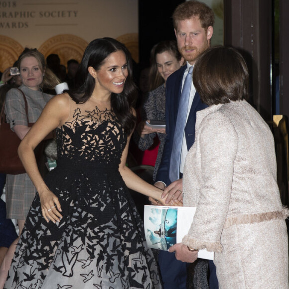 Meghan Markle completou a produção com saltos Aquazzura 
