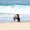 Glenda Kozlowski correu no calçadão e na areia da praia do Leblon, no Rio de Janeiro, na tarde desta terça-feira, 26 de agosto de 2014. Na hora de se refrescar na beira do mar, a jornalista ficou só de top e deixou à mostra sua barriguinha sarada