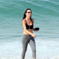 Glenda Kozlowski se exercita e mostra barriga sequinha na orla do Leblon, no Rio