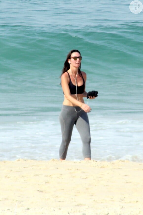 Glenda Kozlowski se exercitou na praia do Leblon, na Zona Sul do Rio, na tarde desta terça-feira, 26 de agosto de 2014