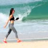 Glenda Kozlowski correu no calçadão e na areia da praia do Leblon, no Rio de Janeiro, na tarde desta terça-feira, 26 de agosto de 2014. Na hora de se refrescar na beira do mar, a jornalista ficou só de top e deixou à mostra sua barriguinha sarada