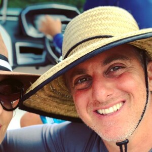 Luciano Huck costuma usar barba e cabelo grande durante as férias