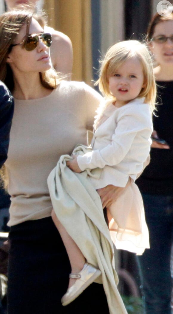 Vivienne Jolie-Pitt, de apenas 4 anos, está no elenco de 'Disney Malafecient', uma versão de 'A Bela Adormecida'. A menina fará a princesa ainda pequena, que sofrerá nas mãos da vilã vivida por sua mãe, Angelina Jolie