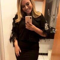 Estilosa! Marília Mendonça usa jaqueta com plumas e chunky sneakers de R$ 8 mil