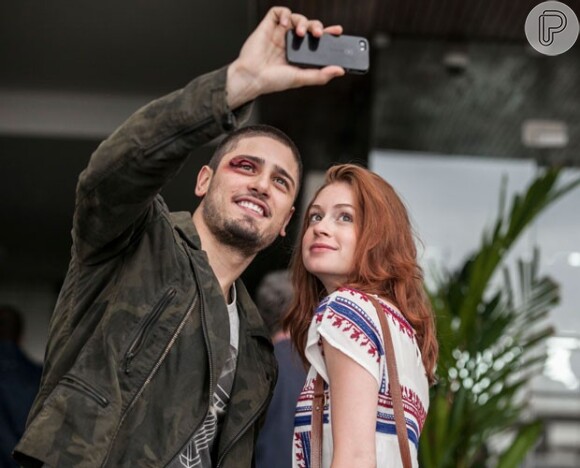 Daniel Rocha também participou da gravação e posou para uma selfie com Marina Ruy Barbosa