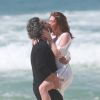 Marina Ruy Barbosa e Alexandre Nero gravaram recentemente cenas quentes em uma praia carioca e Marina Ruy Barbosa já declarou que torce para o casal ficar junto