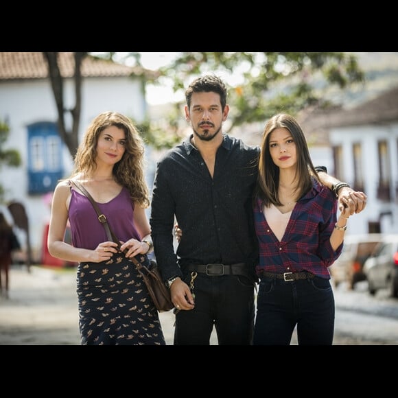 Na novela 'Espelho da Vida', Alain (João Vicente de Castro) e Cris (Vitória Strada) terminarão o noivado, e ele irá chorar as mágoas na fazenda de seu avô