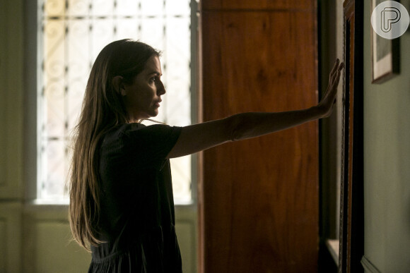 Em 'Segundo Sol', Karola (Deborah Secco) ajuda Laureta (Adriana Esteves) a se livrar do corpo de Dulce (Renata Sorrah)