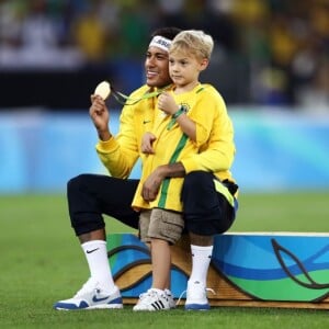 Filho de Neymar, Davi Lucca completou a produção com cabelo colorido na cor azul e maquiagem temática