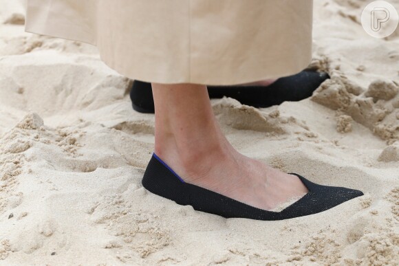 Meghan Markle não teve medo de adaptar seu look a uma visita a praia e apostou em sapatilhas