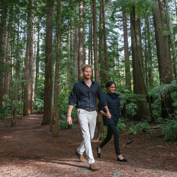 Meghan Markle explorou a cultura local em parques e cerimônias por diferentes países que passou