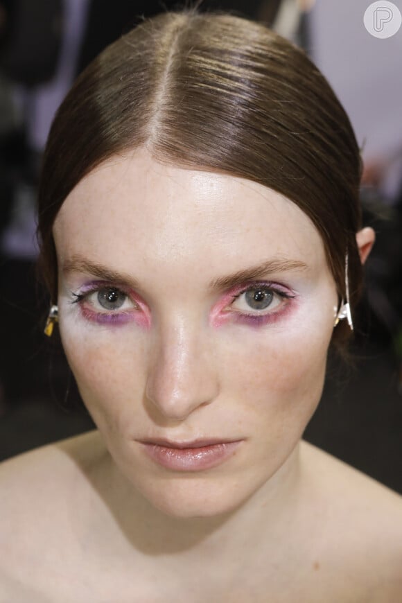 A maquiagem com sombra rosa opaca também foi destaque no São Paulo Fashion Week