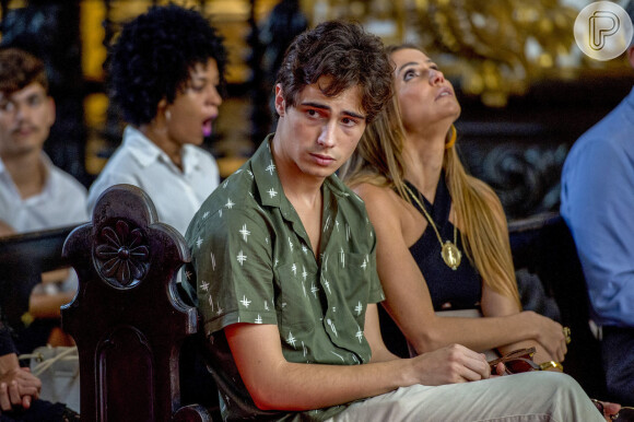 Em 'Segundo Sol', Valentim (Danilo Mesquita) fica decepcionado por ver Karola (Deborah Secco) com Laureta (Adriana Esteves)