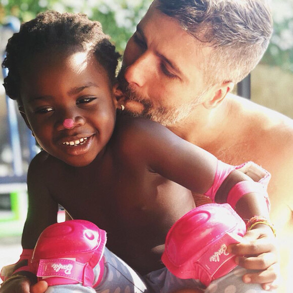 Filha de Bruno Gagliasso e Giovanna Ewbank, Títi, passou batom e iluminador no ator