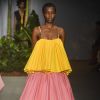 O vestido de babados de João Pimenta tem as cores do verão: amarelo e rosa