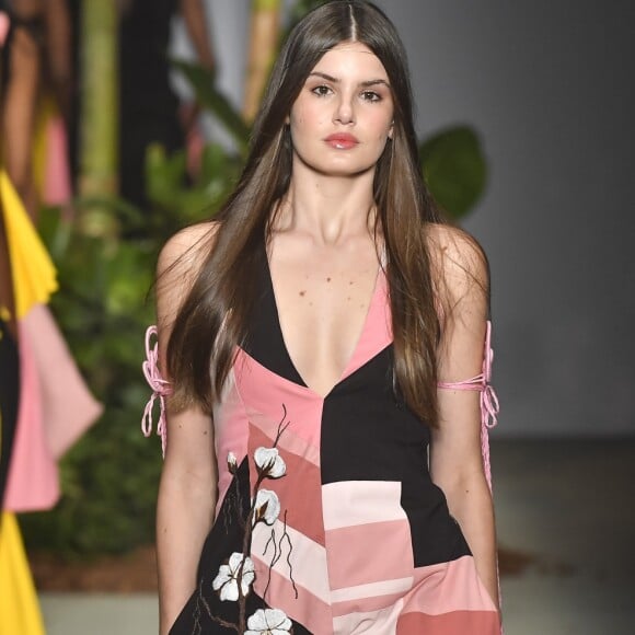 O vestido que Camila Queiroz usou no desfile de João Pimenta no SPFW tinha um degradê de tons de rosa combinados com o preto para dar glamour