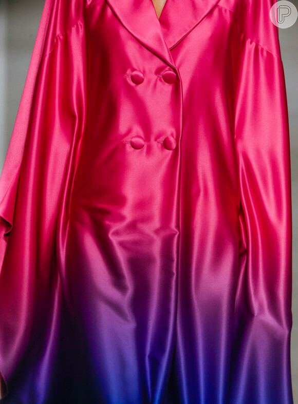 Degradê de roxo, rosa e azul no vestido de seda da Apartamento 03
