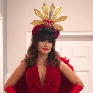 Paula Fernandes usa look vermelho em festa de Halloween nos Estados Unidos