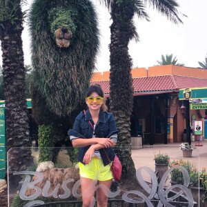 Paula Fernandes está em Orlando e posou para uma foto no Busch Gardens