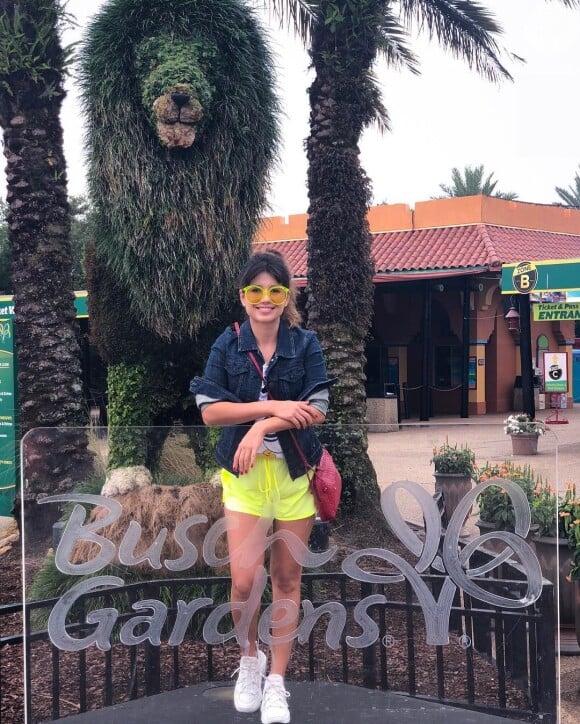 Paula Fernandes está em Orlando e posou para uma foto no Busch Gardens