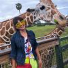 Paula Fernandes posa com girafa em parque