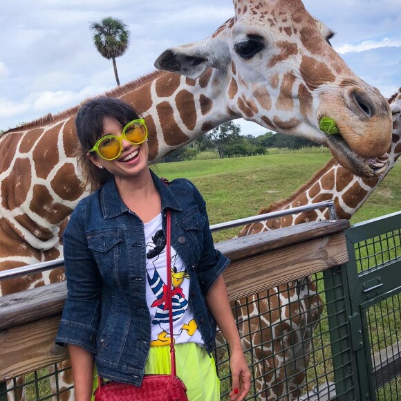 Paula Fernandes posa com girafa em parque