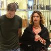 Giovanna Antonelli se refrescou com refrigerante durante passeio em shopping com o marido, Leonardo Nogueira