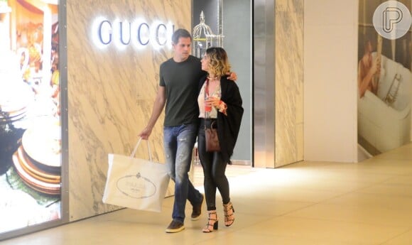 Giovanna Antonelli e o marido, o diretor Leonardo Nogueira, tiveram noite de compras em shopping da Barra da Tijuca, Zona Oeste do Rio