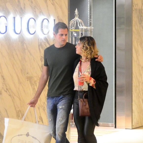 Giovanna Antonelli e o marido, o diretor Leonardo Nogueira, tiveram noite de compras em shopping da Barra da Tijuca, Zona Oeste do Rio