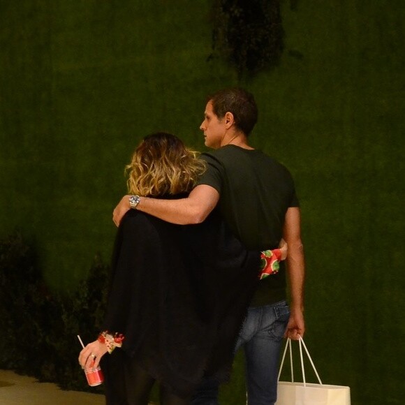 Giovanna Antonelli e o marido, o diretor Leonardo Nogueira, tiveram noite de compras em shopping da Barra da Tijuca, Zona Oeste do Rio, neste sábado, 3 de novembro de 2018