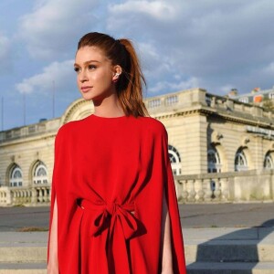 Marina Ruy Barbosa escolheu look vermelho para o casamento