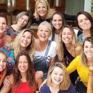 Xuxa Meneghel reúne ex-paquitas em foto, em 4 de novembro de 2018