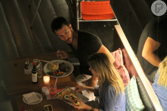 Gabriel Braga Nunes e Isabel Nascimento jantam em restaurante do Rio de Janeiro