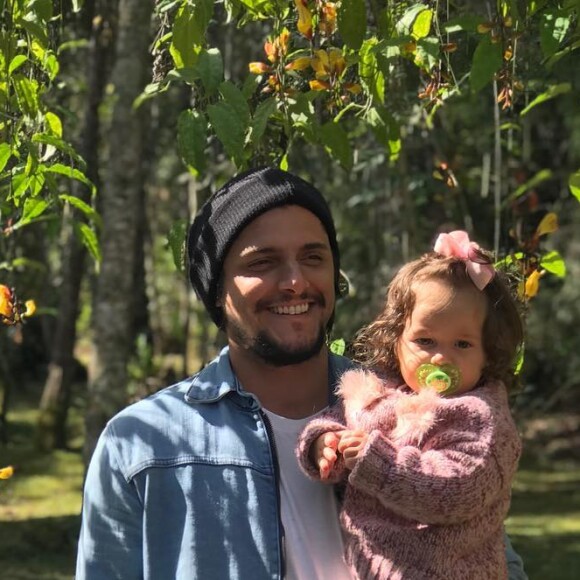 Filha de Bruno Gissoni está sempre paparicando a filha, Madalena