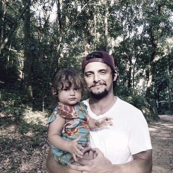 Bruno Gissoni sempre compartilha fotos com a filha na rede social