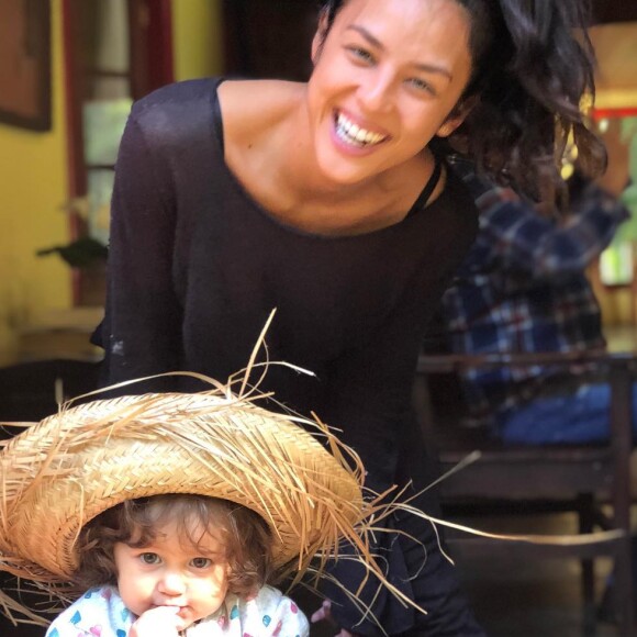 Yanna Lavigne concilia trabalho e os cuidados com a filha, Madalena