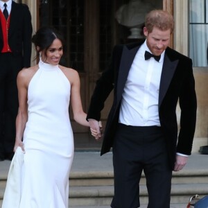 A réplica do vestido de Meghan Markle, estilizado por Stella McCartney, foi recriado pela marca americana Nova Fashion