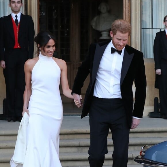 A réplica do vestido de Meghan Markle, estilizado por Stella McCartney, foi recriado pela marca americana Nova Fashion