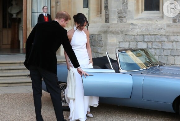 Meghan Markle usou o vestido de gola alta na recepção de seu casamento com o Príncipe Harry