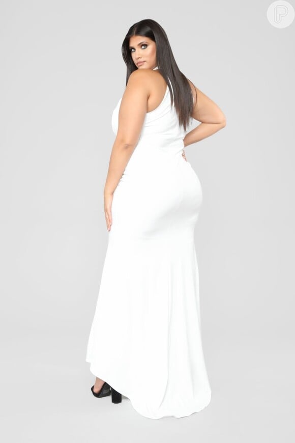 A marca americana Nova Fashion recriou o vestido de casamento de Meghan Markle em tamanhos Plus Size