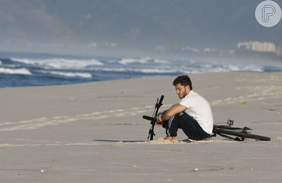 Klebber Toledo é visto pensativo em praia após fim de romance com Marina Ruy Barbosa