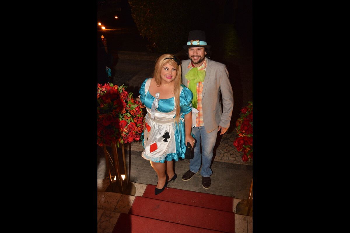 Foto Fabiana Karla e o marido Bruno Muniz fantasiados, respectivamente, de Alice e Chapeleiro Foto Fabiana Karla e o marido Bruno Muniz fantasiados, respectivamente, de Alice e Chapeleiro
