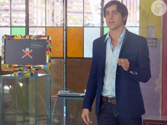 Ernesto (Felipe Abib) apresenta Junior em um evento na Plugar, em 'Geração Brasil', em 3 de setembro de 2014