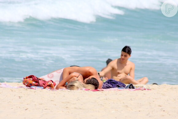 Yasmin Brunet namora o marido, Evandro Soldati, a praia de Ipanema, na Zona Sul do Rio de Janeiro, no domingo, 31 de agosto de 2014