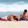 Os dois chegaram a ficar deitados sobre uma canga estendida na areia da praia