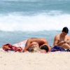 Yasmin Brunet e o marido, Evandro Soldati, namoram deitados na praia