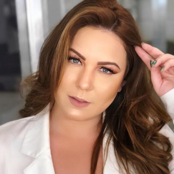 Maria Claudia emagreceu 17 kg, fez abdominoplastia e colocou silicone após deixar o 'BBB'. Atualmente, ela está passando por um processo de aceitação ao corpo: 'O meu peso mínimo após as cirurgias foi 68 kg e depois de lá eu engordei 22 kg. Estou com 90 quilos e um corpão da porra, mas com a saúde em dia'