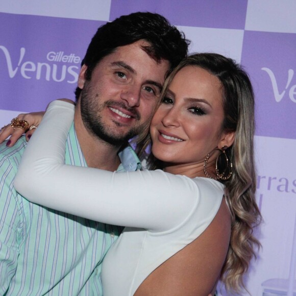 Marido de Claudia Leitte, Marcio Pedreira compartilhou uma foto ao lado da cantora e com os filhos do casal
