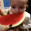 Alexandre Jr., filho de Ana Hickmann, experimenta melancia pela primeira vez: 'Vida saudável' (2 de agosto de 2014)