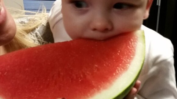 Filho de Ana Hickmann come melancia pela primeira vez: 'Gosta de experimentar'